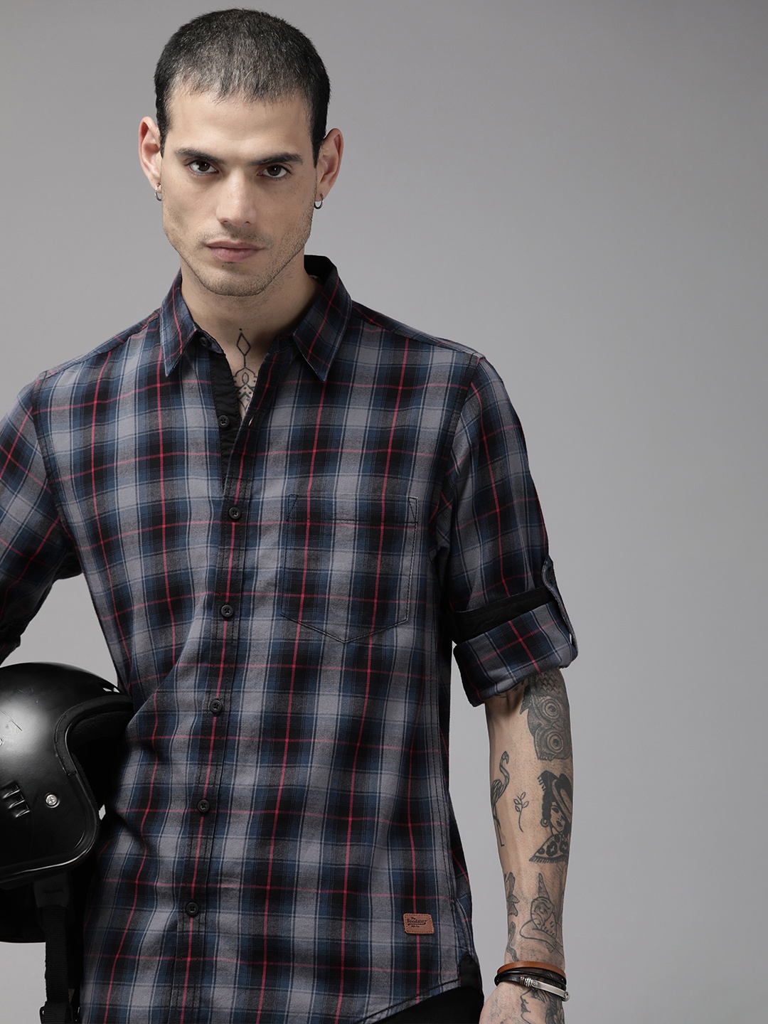 

The Roadster Lifestyle Co Men Navy Blue & Grey Checked Pure Cotton Casual Shirt
