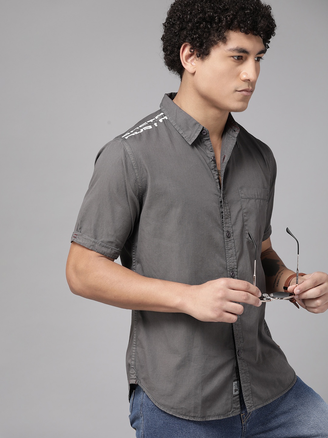 

The Roadster Lifestyle Co. Men Spread Collar Casual Shirt, Charcoal