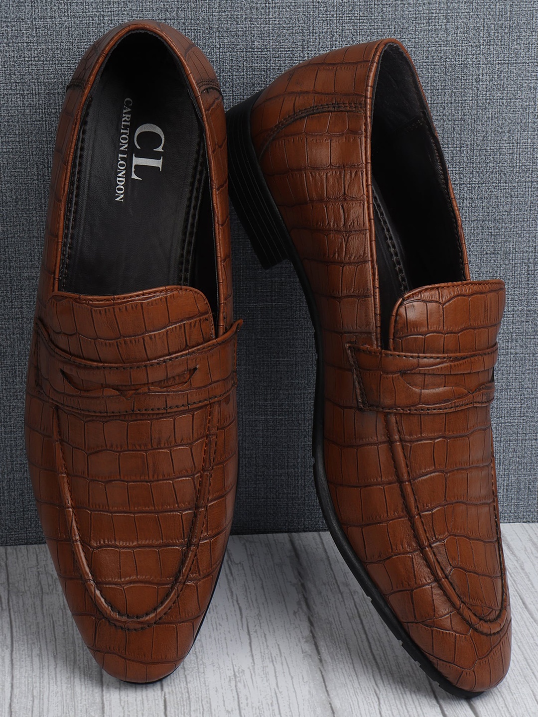 

Carlton London Men Tan Textured Loafers