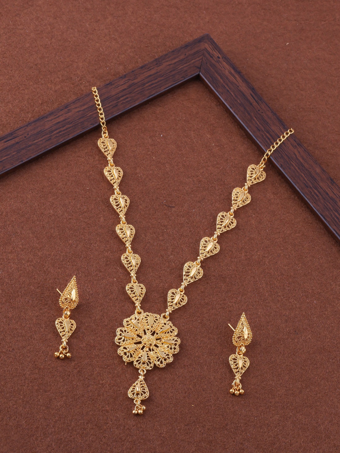 

Brandsoon Women Gold Plated floral shaped Stone studded & beaded Jewellery Set