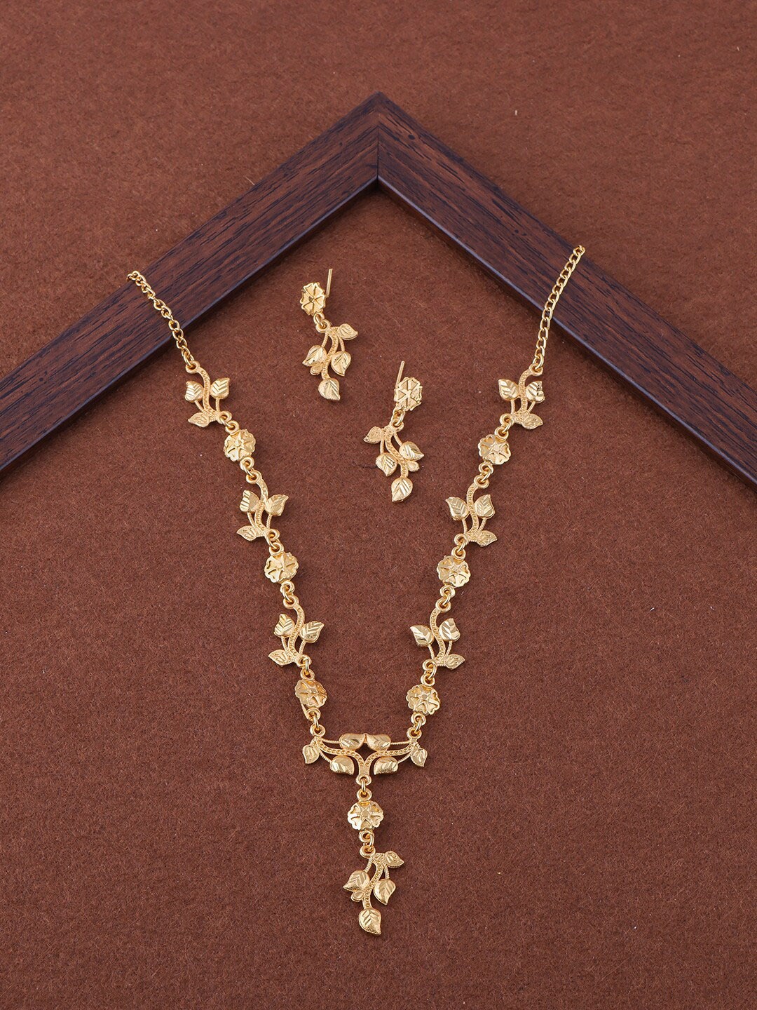 

Brandsoon Women Gold Plated Stone studded & Beaded Floral Shaped Jewellery Set