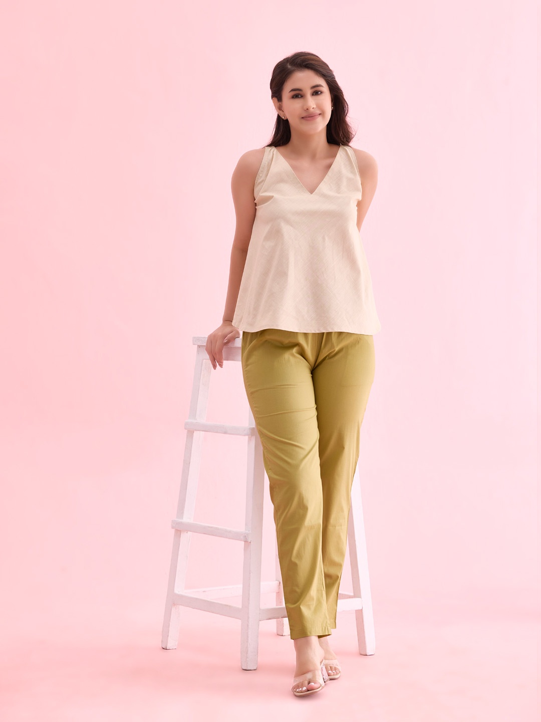

Go Colors Women Green Tapered Fit Trousers
