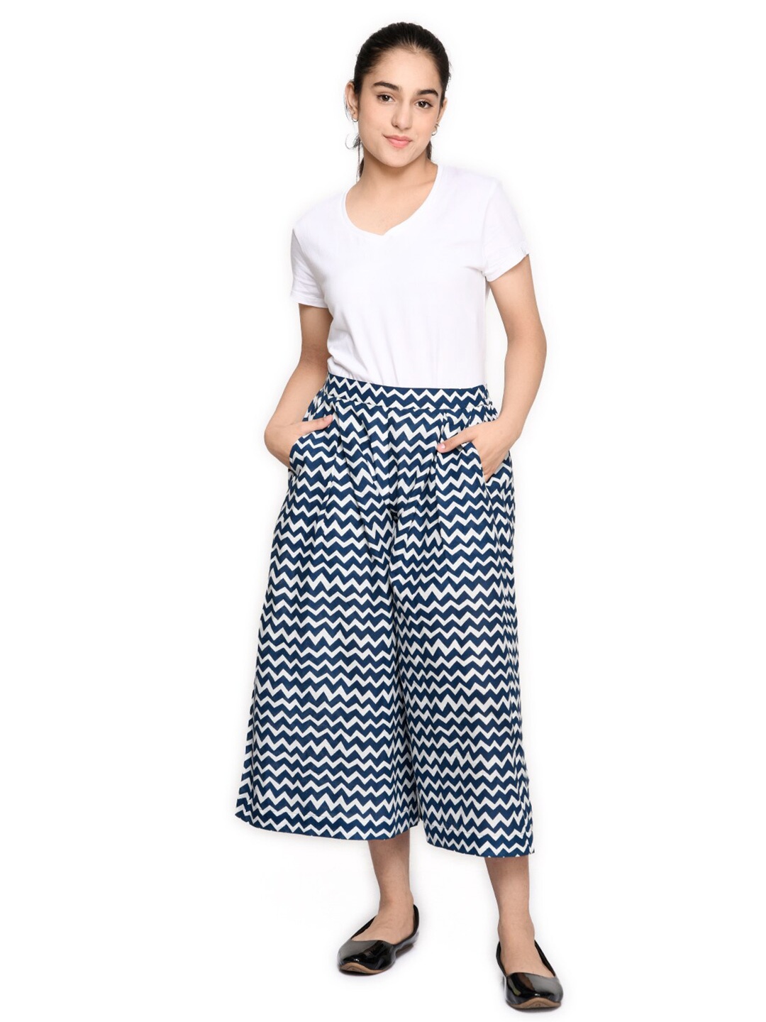 

SAKA DESIGNS Girls Blue & White Printed Palazzos