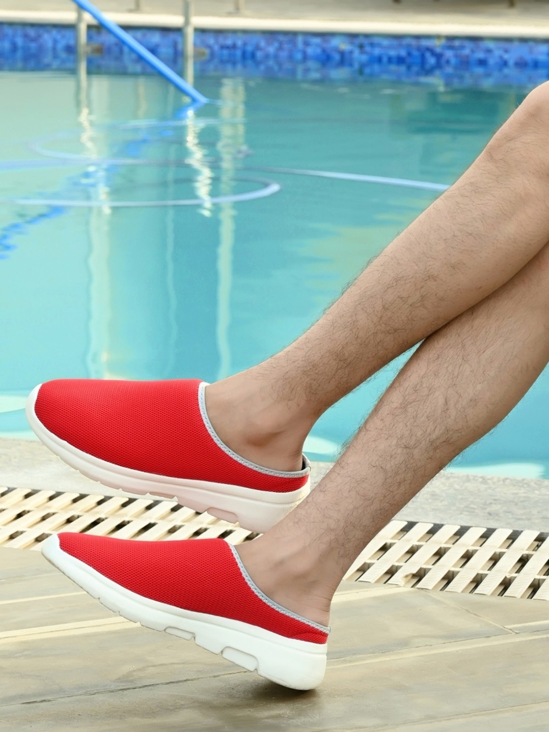 

Yuuki Men Red Textured Mesh Clogs