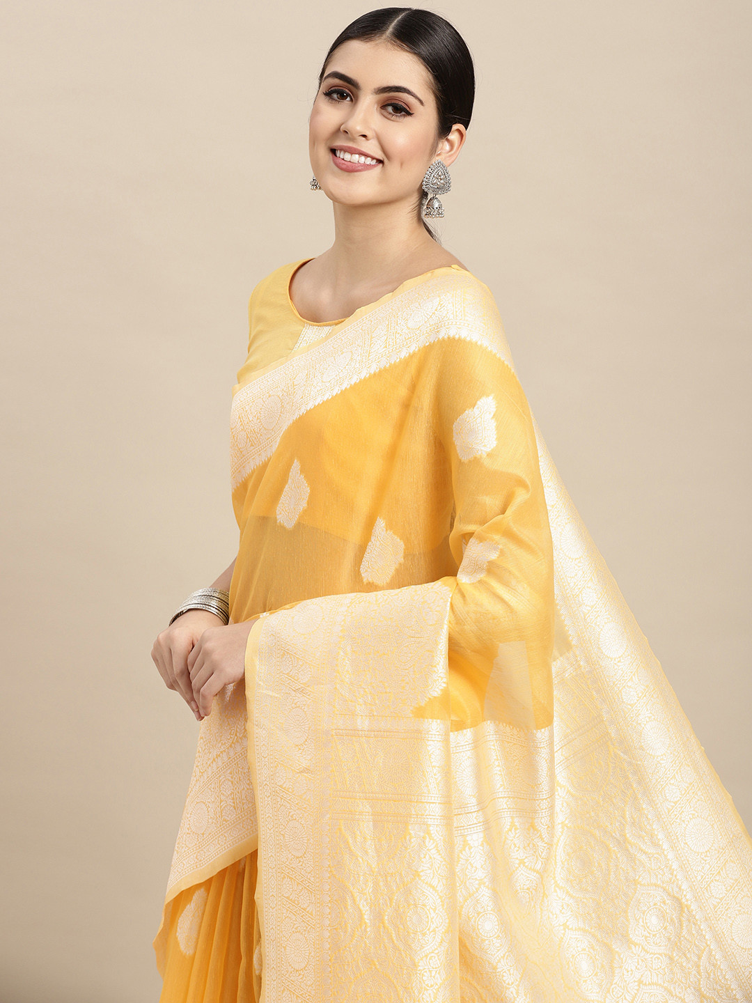 

VAIRAGEE Yellow & White Ethnic Motifs Pure Cotton Saree