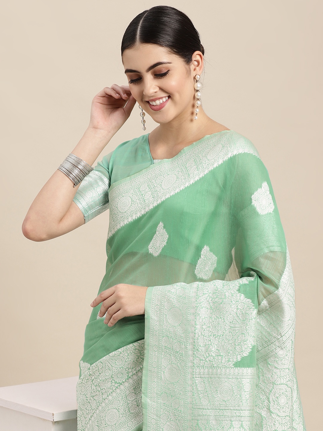 

VAIRAGEE Green & White Ethnic Motifs Pure Cotton Saree