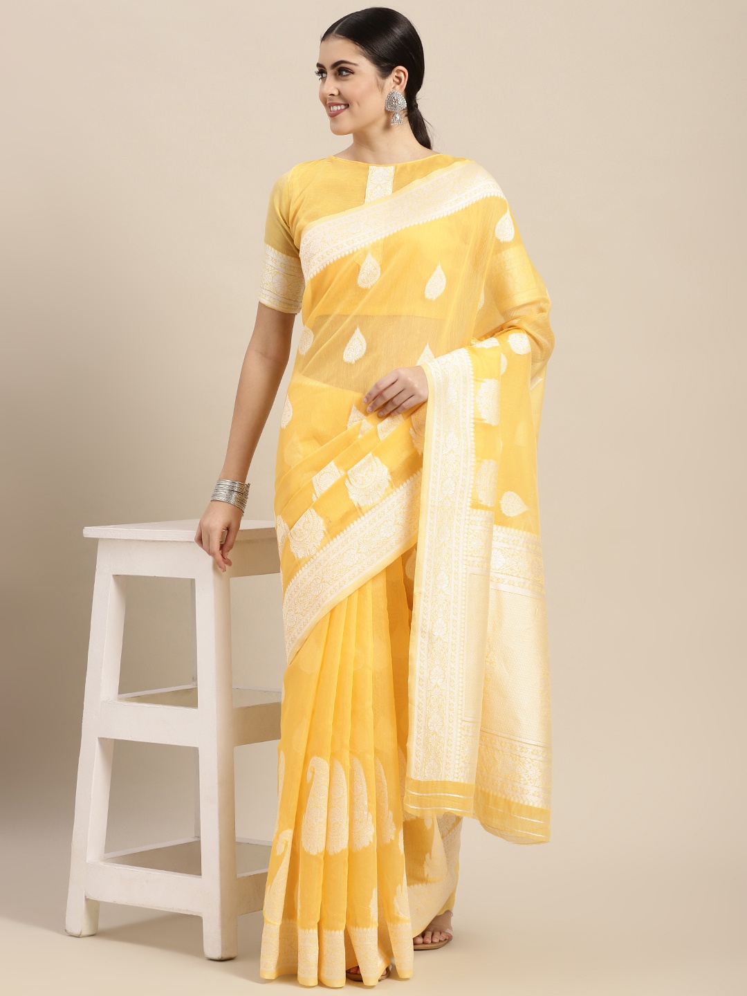 

VAIRAGEE Yellow & White Ethnic Motifs Pure Cotton Saree