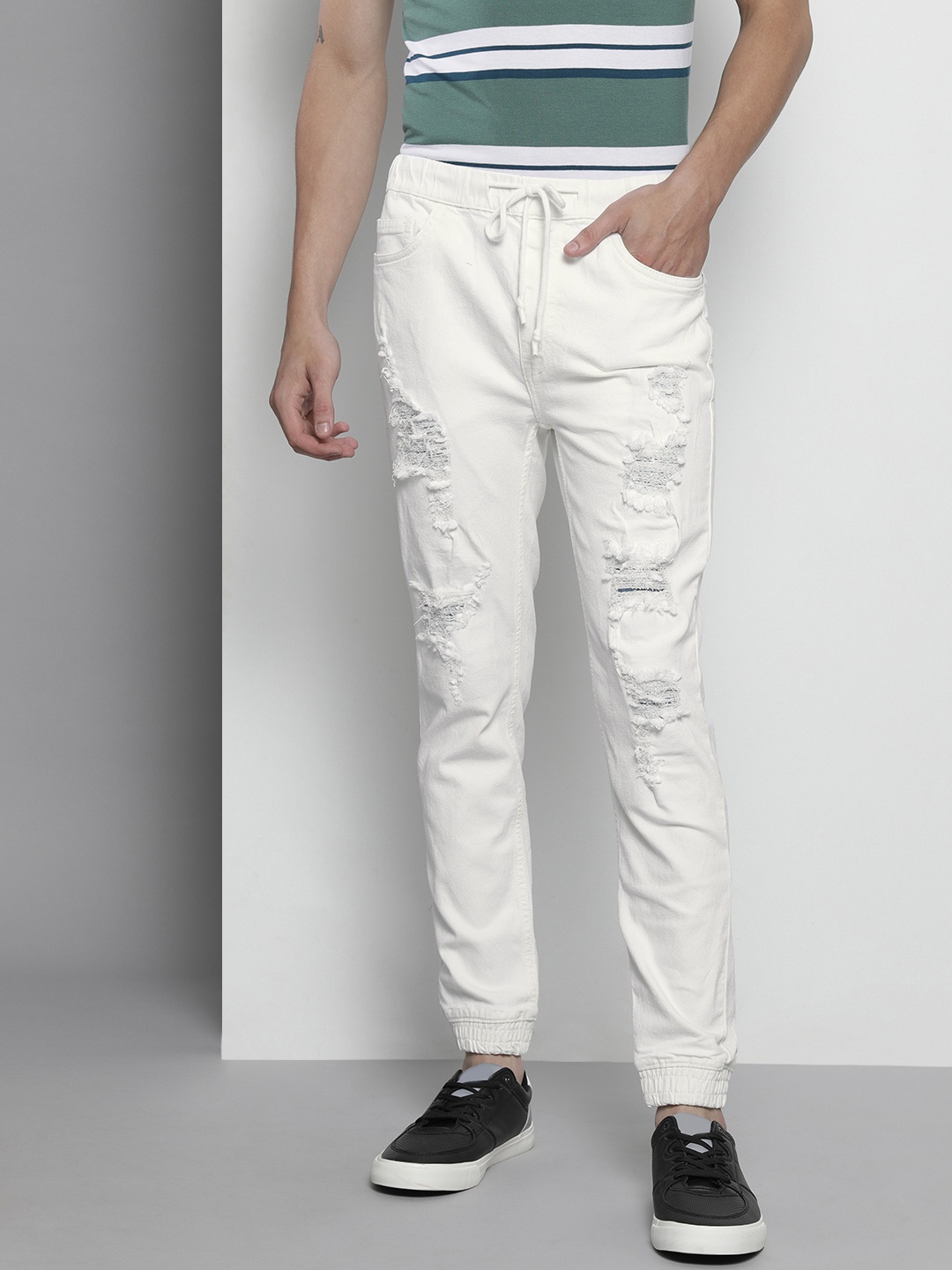 

The Indian Garage Co Men White Low Distress Stretchable Jeans