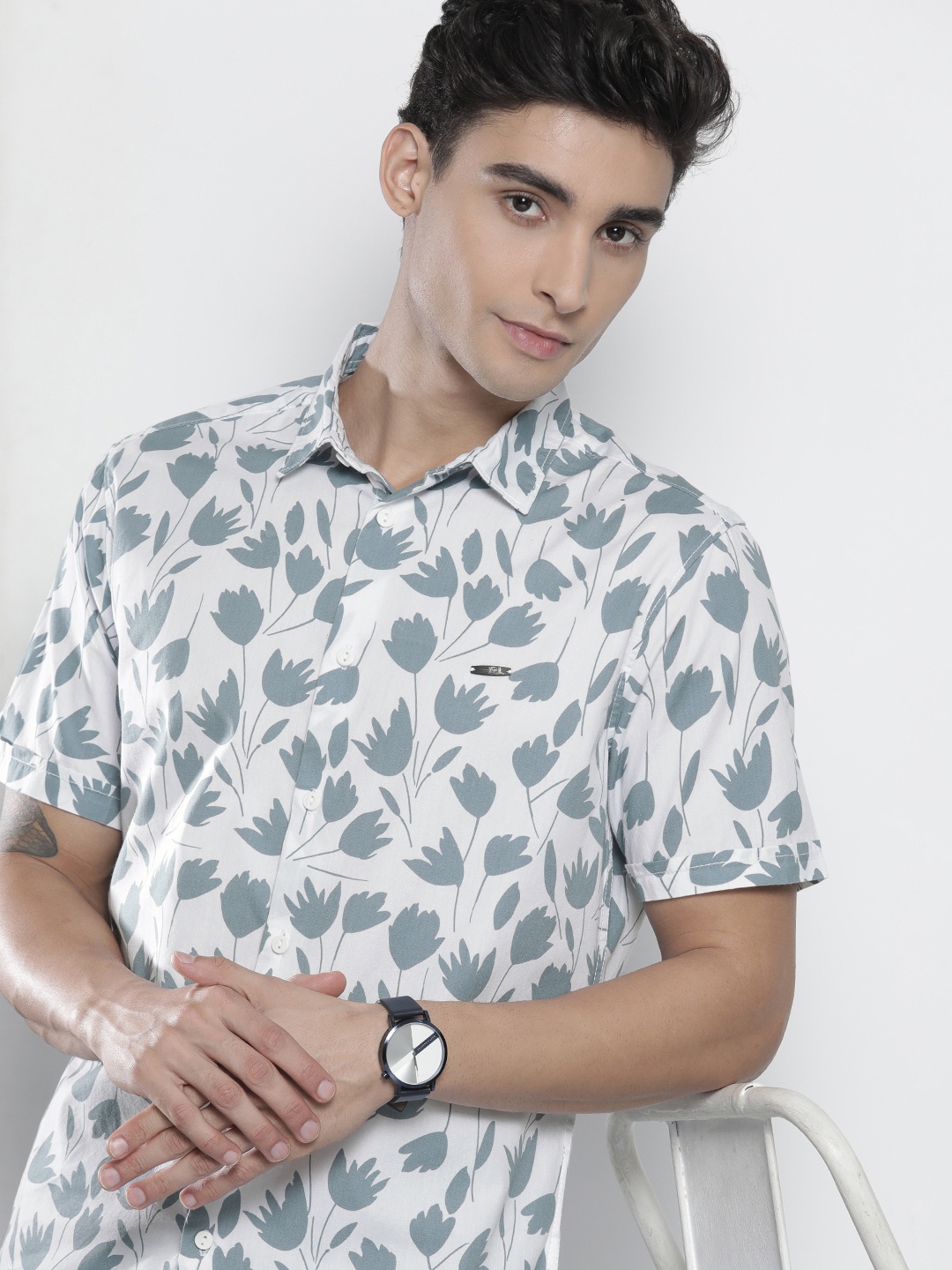 

The Indian Garage Co Men White & Grey Cotton Classic Fit Floral Print Casual Shirt