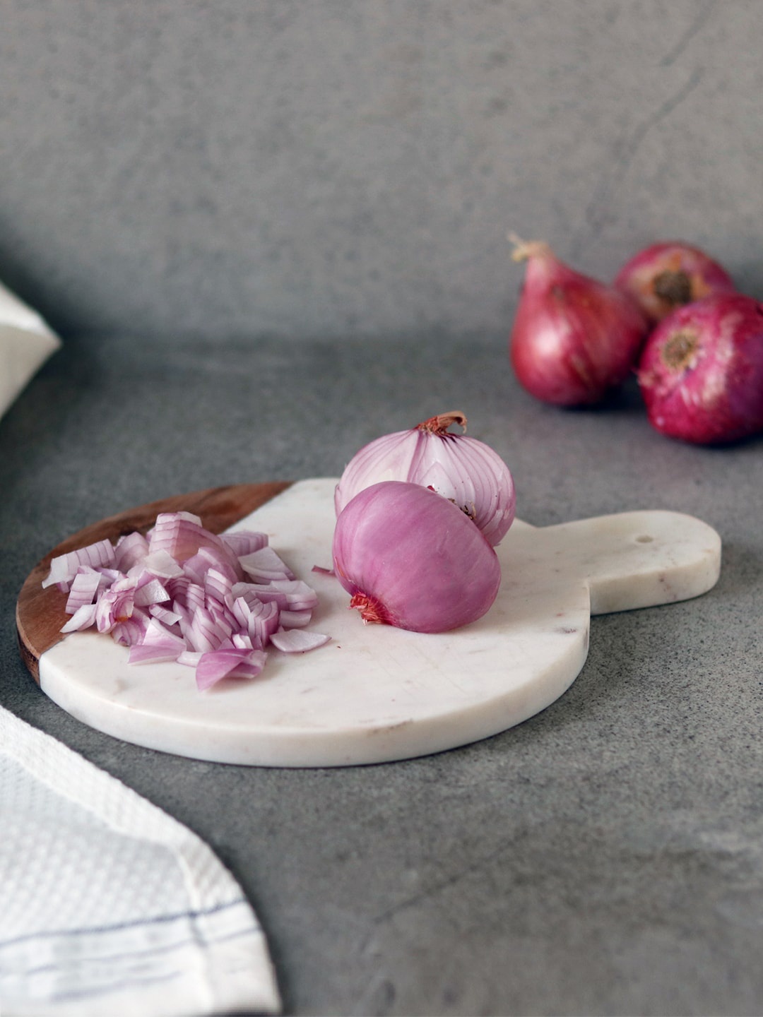 

Unravel India White Solid Circular Chopping Board