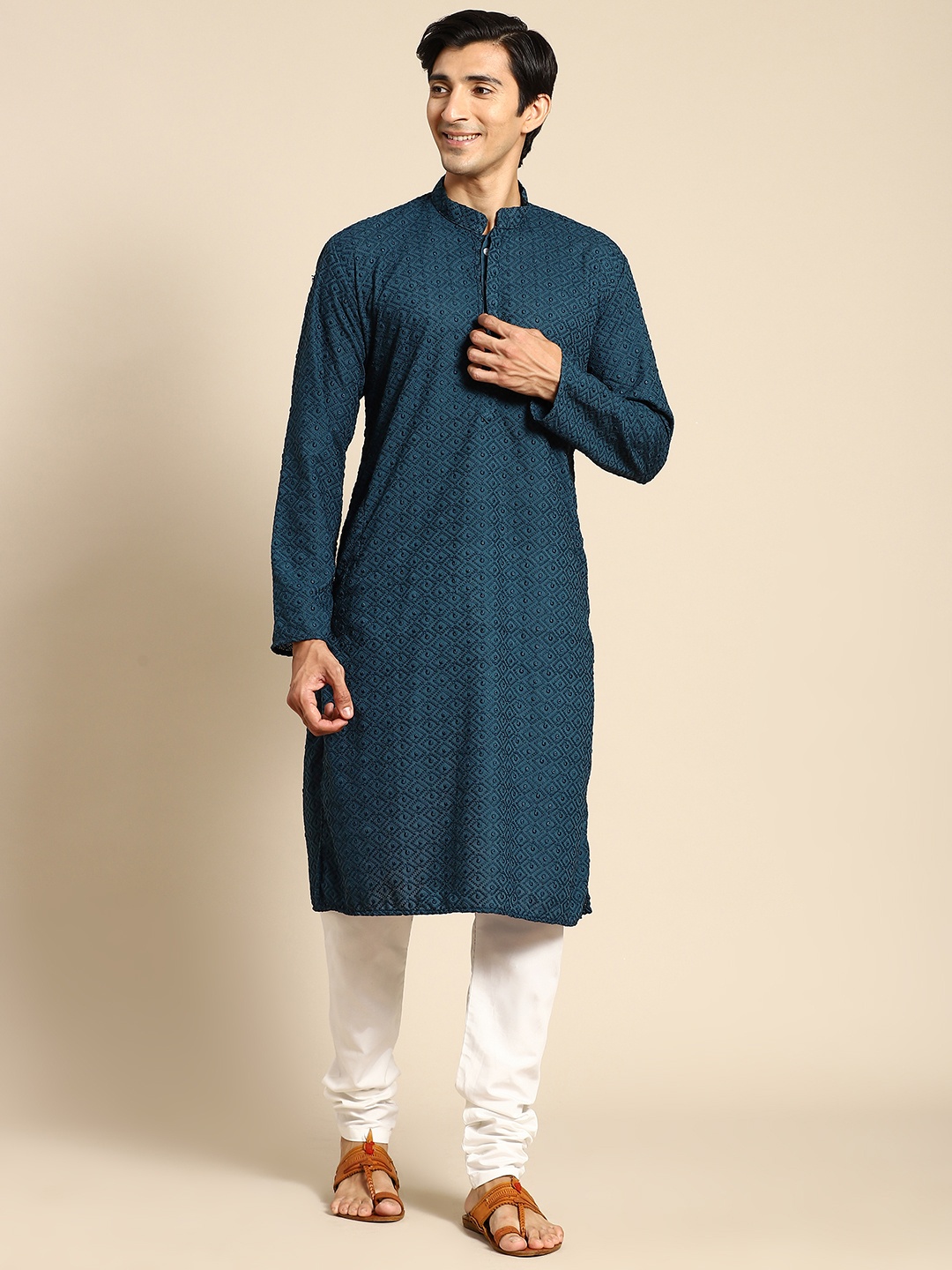 

RAJUBHAI HARGOVINDAS Men Navy Blue Cotton Embroidered Chikankari Kurta