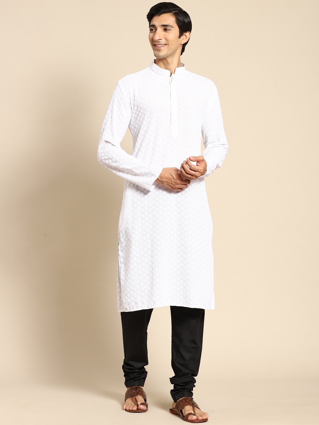 

RAJUBHAI HARGOVINDAS Men White Cotton Embroidered Chikankari Kurta