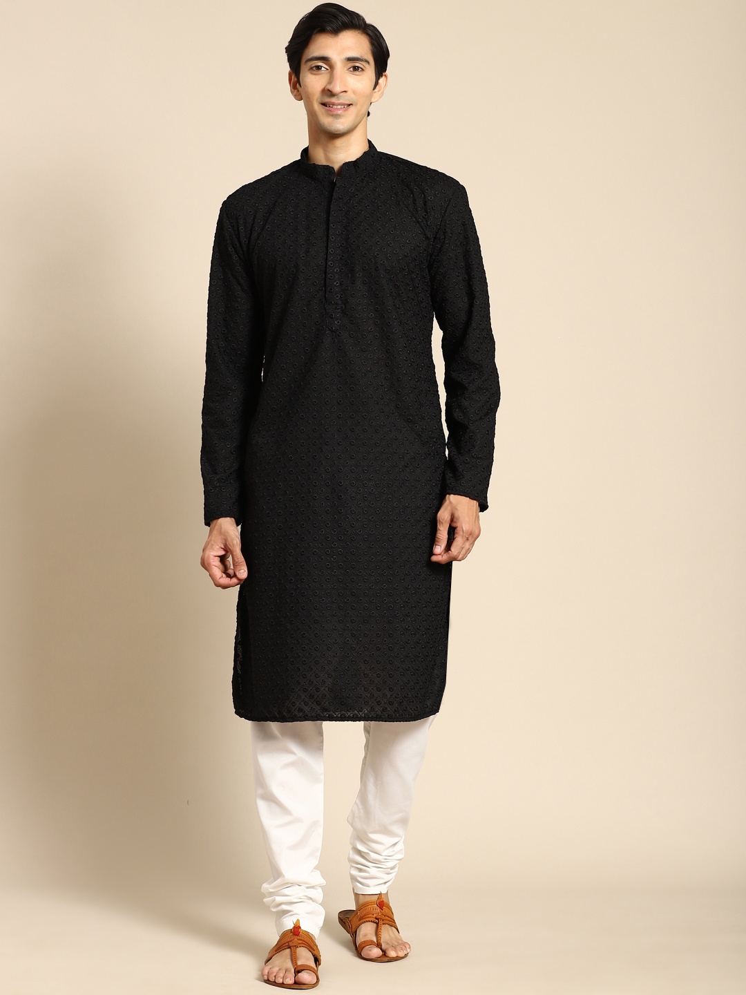 

RAJUBHAI HARGOVINDAS Men Black Cotton Embroidered Chikankari Kurta