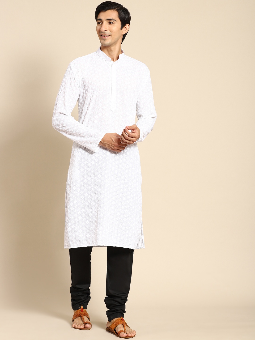 

RAJUBHAI HARGOVINDAS Men White Cotton Embroidered Chikankari Kurta