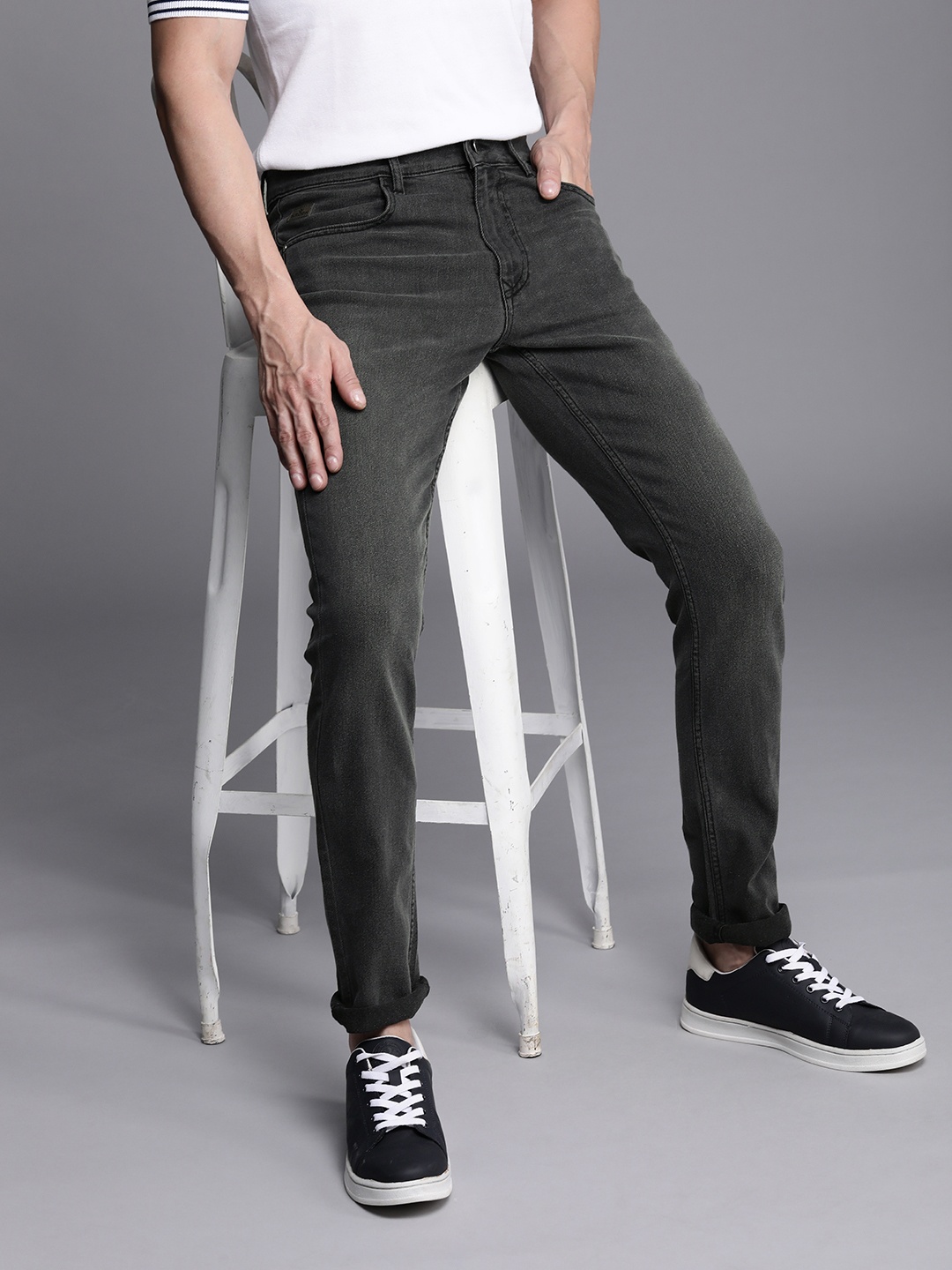 

WROGN Men Grey Slim Fit Light Fade Stretchable Jeans