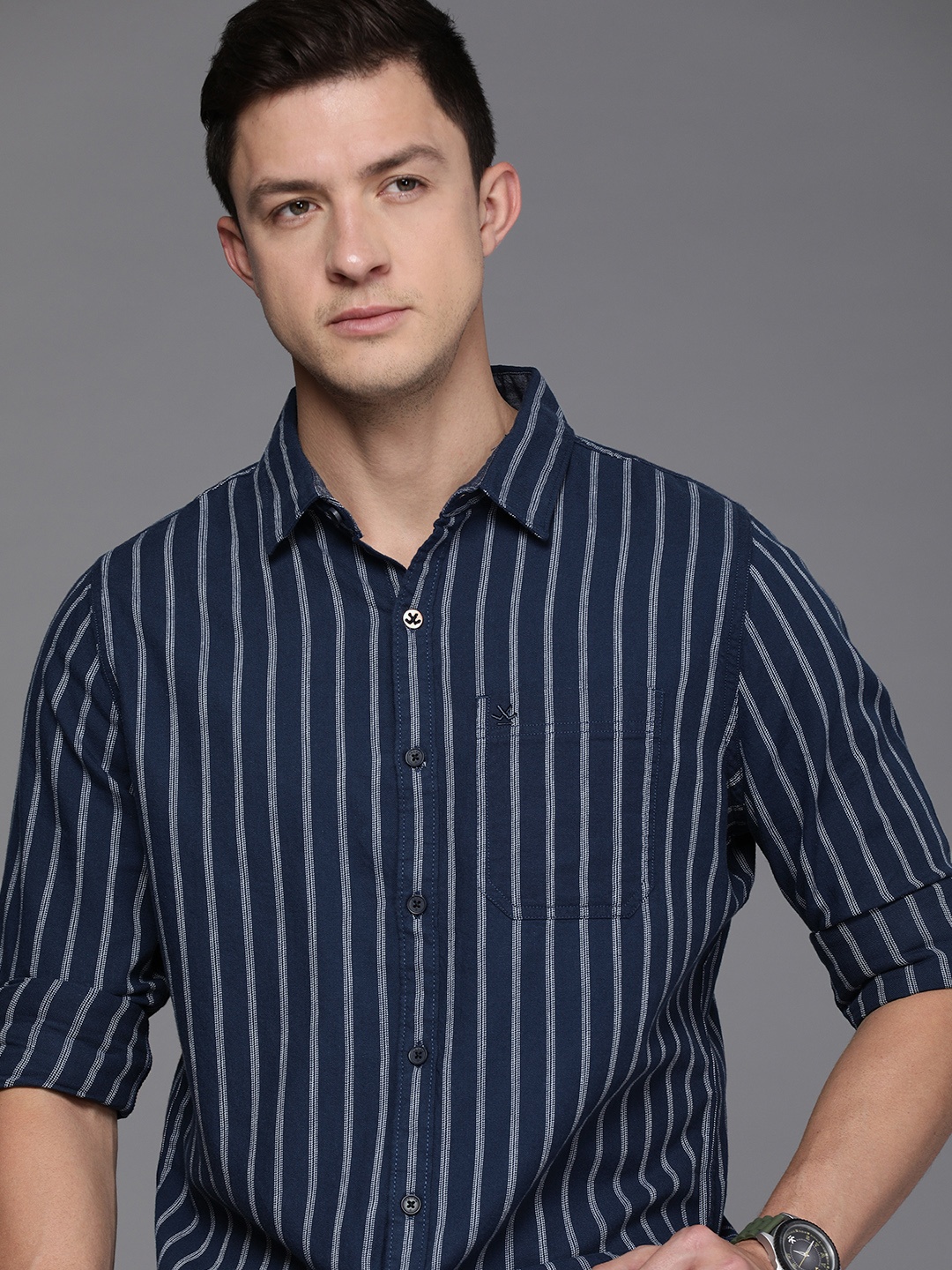

WROGN Men Navy Blue & White Pure Cotton Slim Fit Striped Casual Shirt