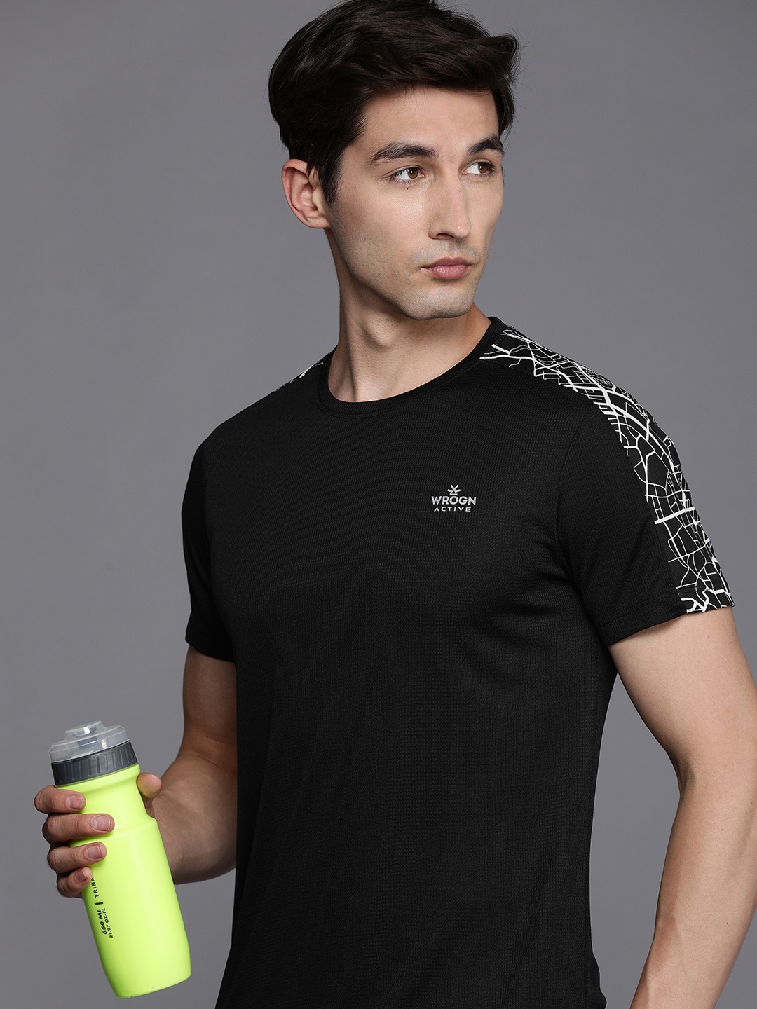 

WROGN ACTIVE Men Black Solid Slim Fit Round Neck T-shirt