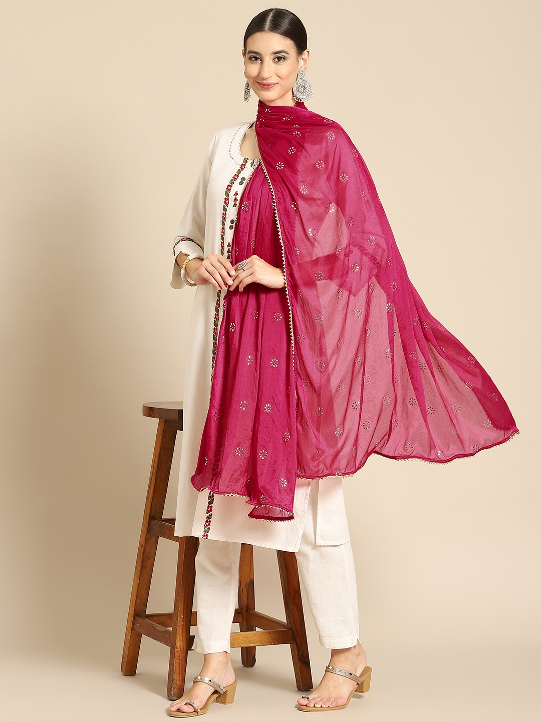 

Saadgi Magenta & Gold-Toned Ethnic Motifs Printed Dupatta with Mukaish
