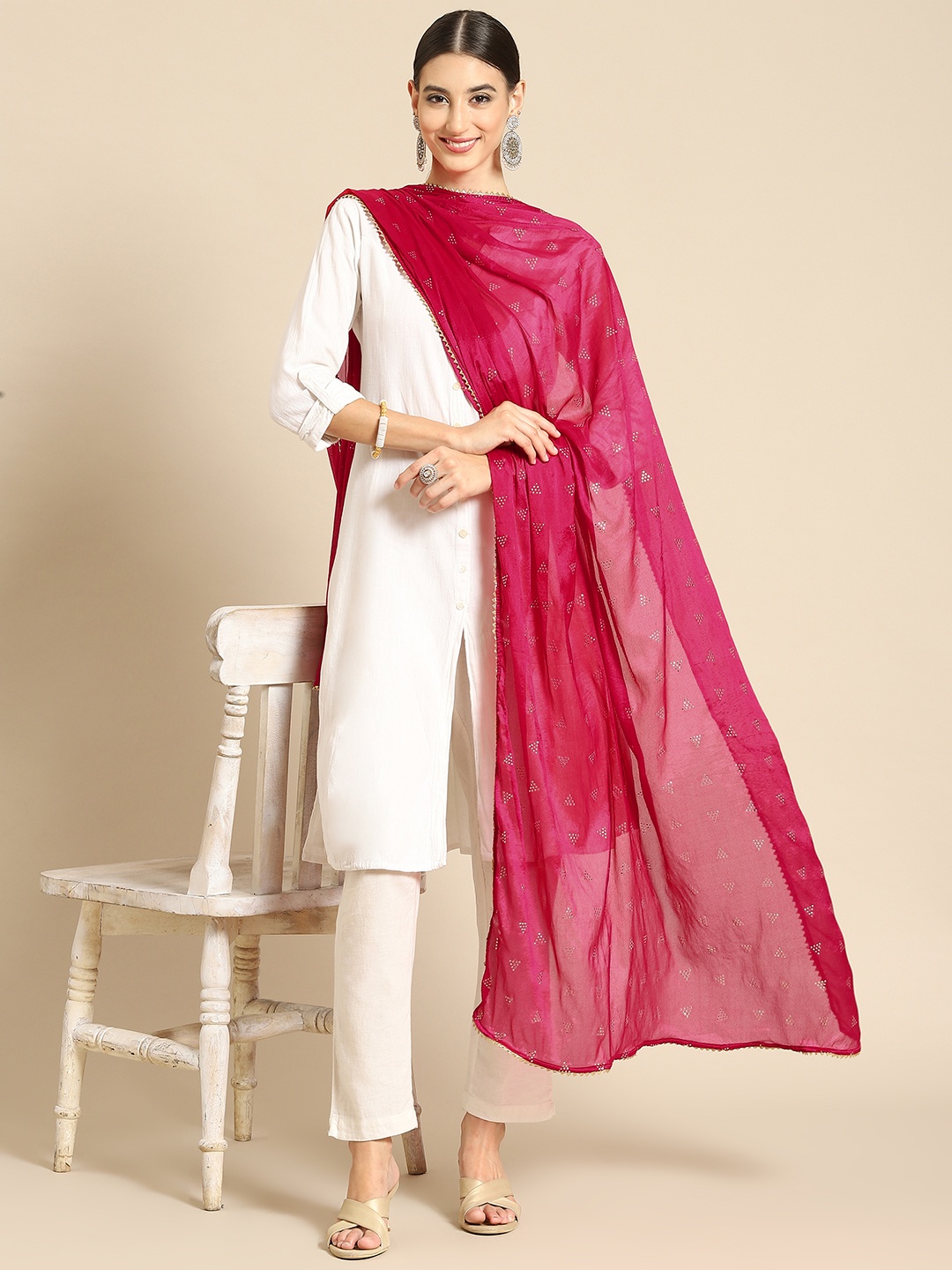 

Saadgi Magenta & Gold-Toned Ethnic Motifs Printed Dupatta with Mukaish