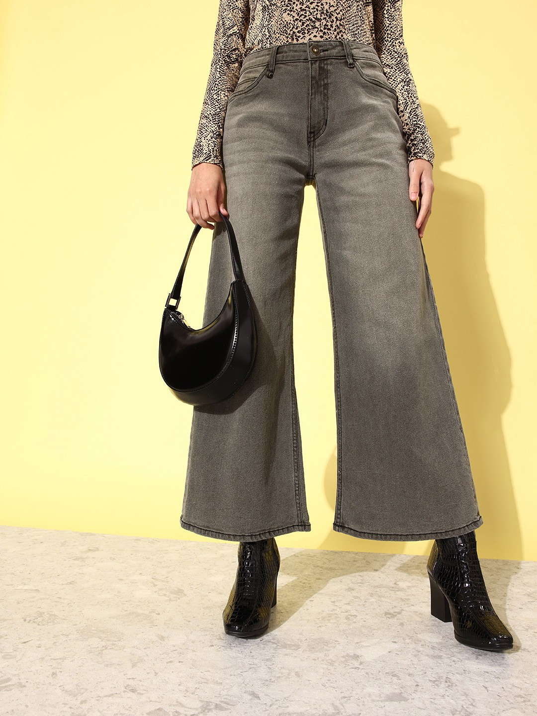 

The Roadster Life Co. Women Grey Wide Leg Heavy Fade Mid-Rise Stretchable Jeans