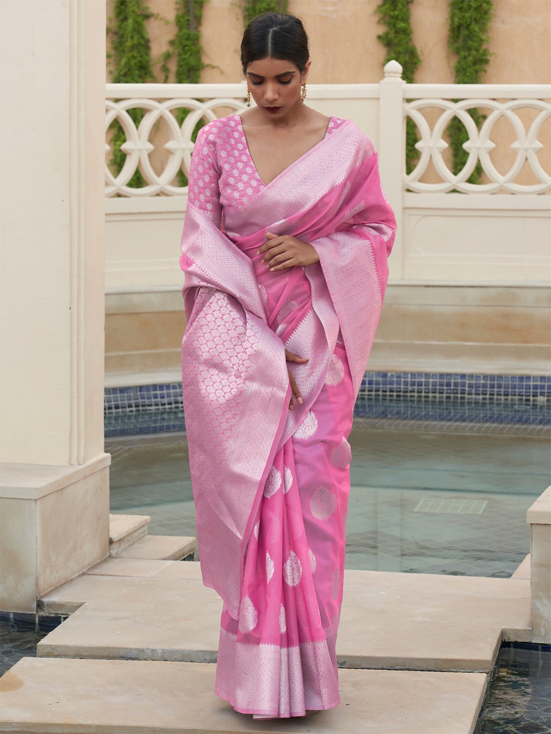 

Mitera Pink Silver-Toned Woven Design Poly Linen Banarasi Saree