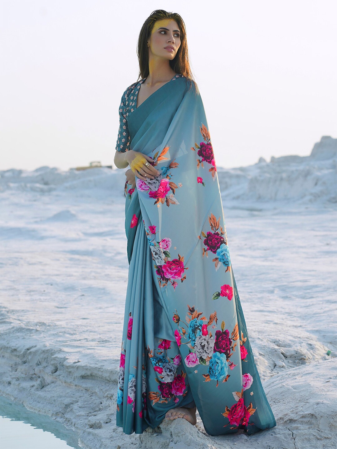 

Mitera Grey & Pink Floral Printed Saree