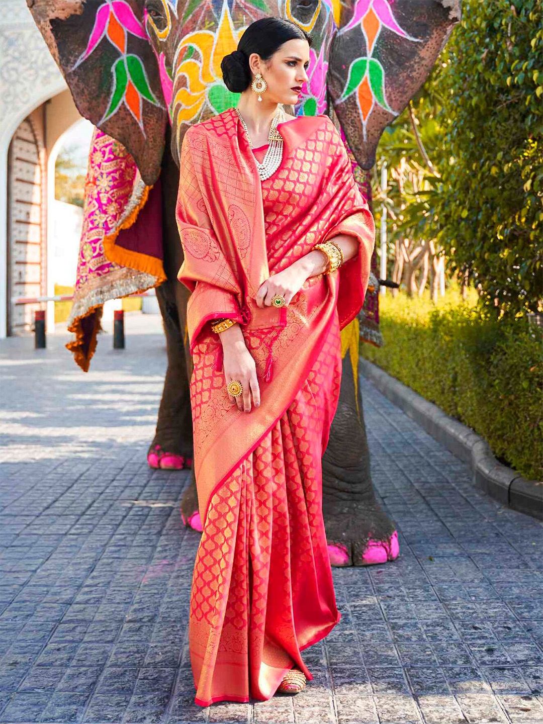 

Mitera Pink & Gold-Toned Zari Silk Blend Banarasi Saree