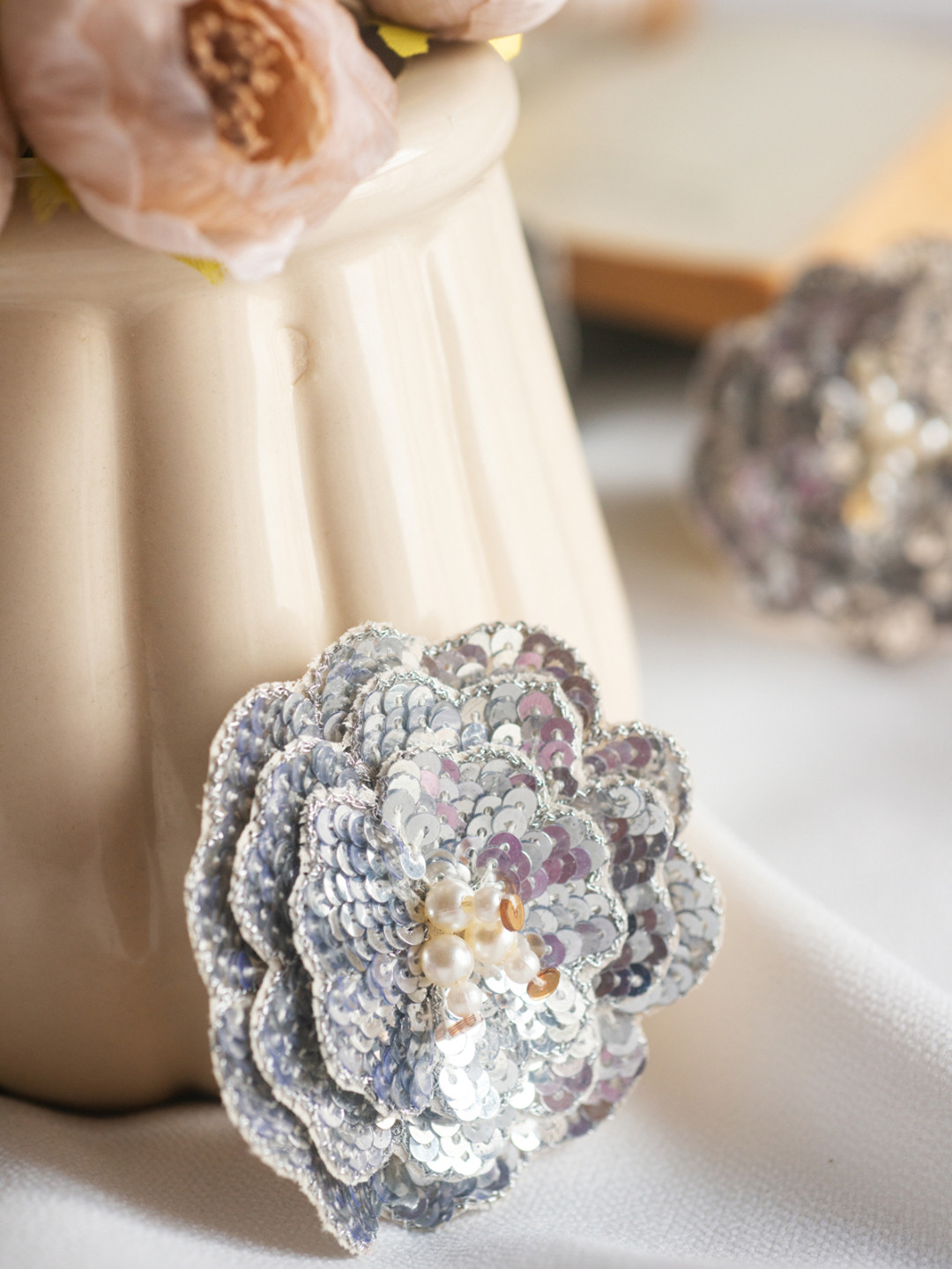 

Choko Girls Silver-Toned & Grey Embellished Alligator Hair Clip