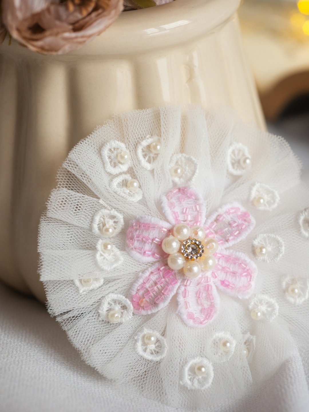 

Choko Girls Off White & Pink Lace Alligator Hair Clip