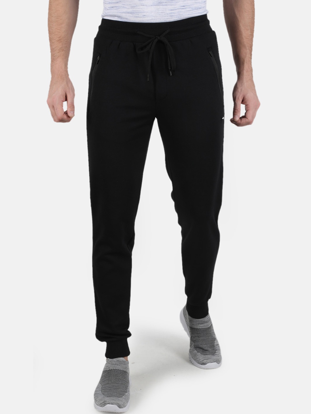 

Monte Carlo Men Black Solid Slim-Fit Joggers