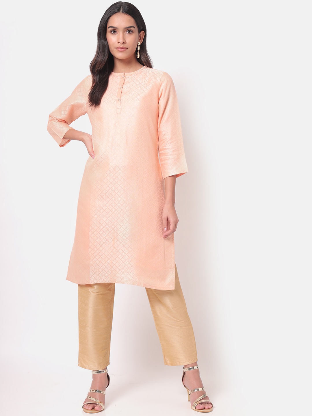 

Saaki Women Pink Keyhole Neck Thread Work Kurta