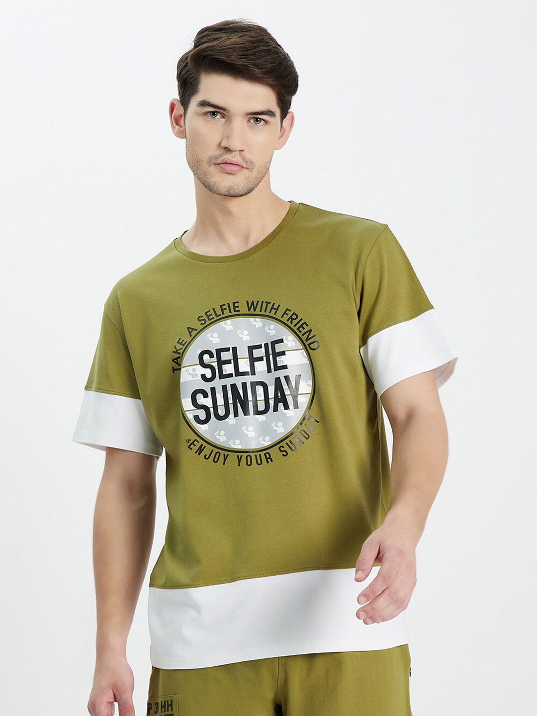 

EDRIO Men Olive Green Typography Printed Pure Cotton Applique Oversized T-shirt