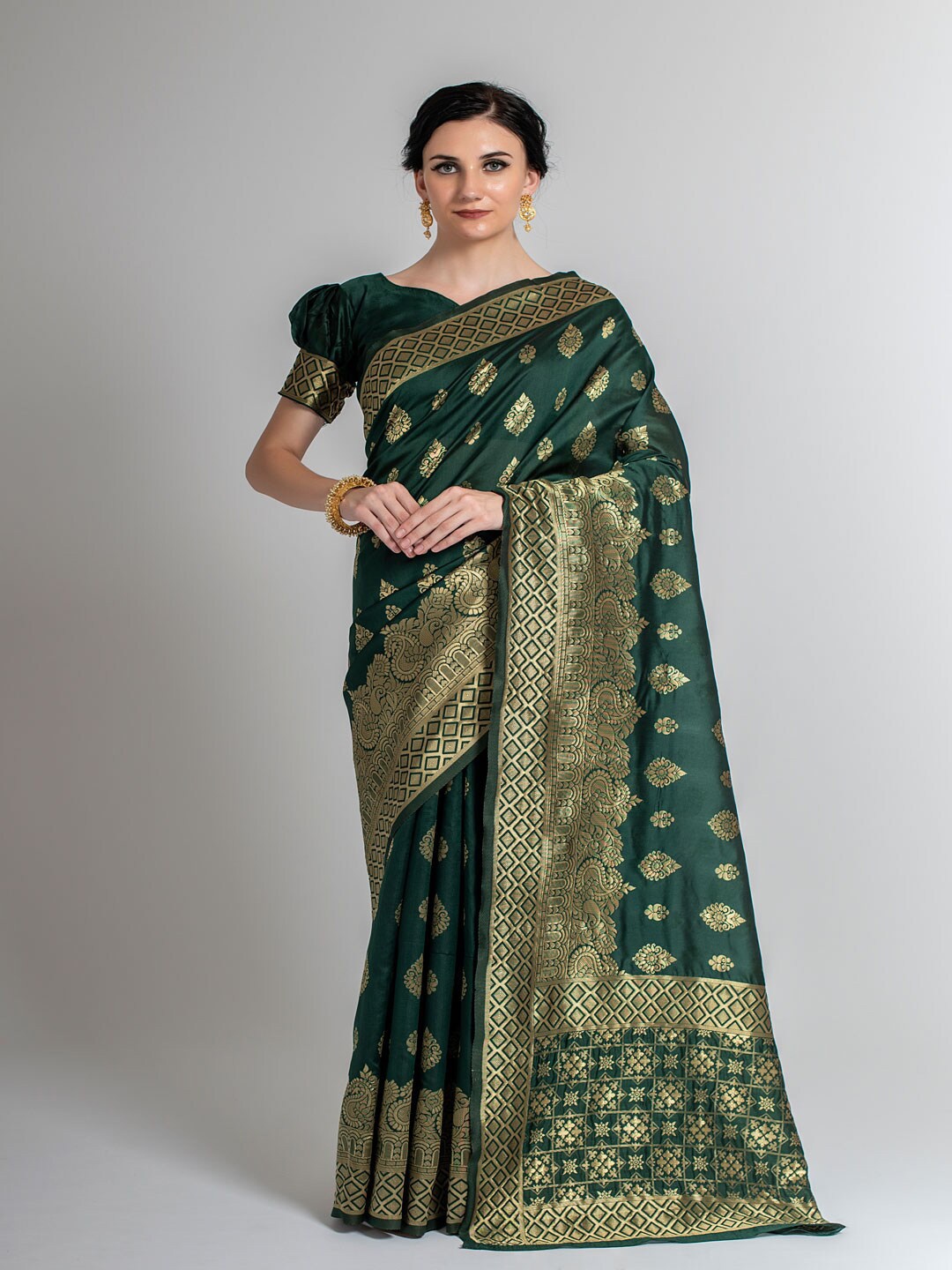 

Lilots Green & Gold-Toned Woven Design Silk Blend Banarasi Saree