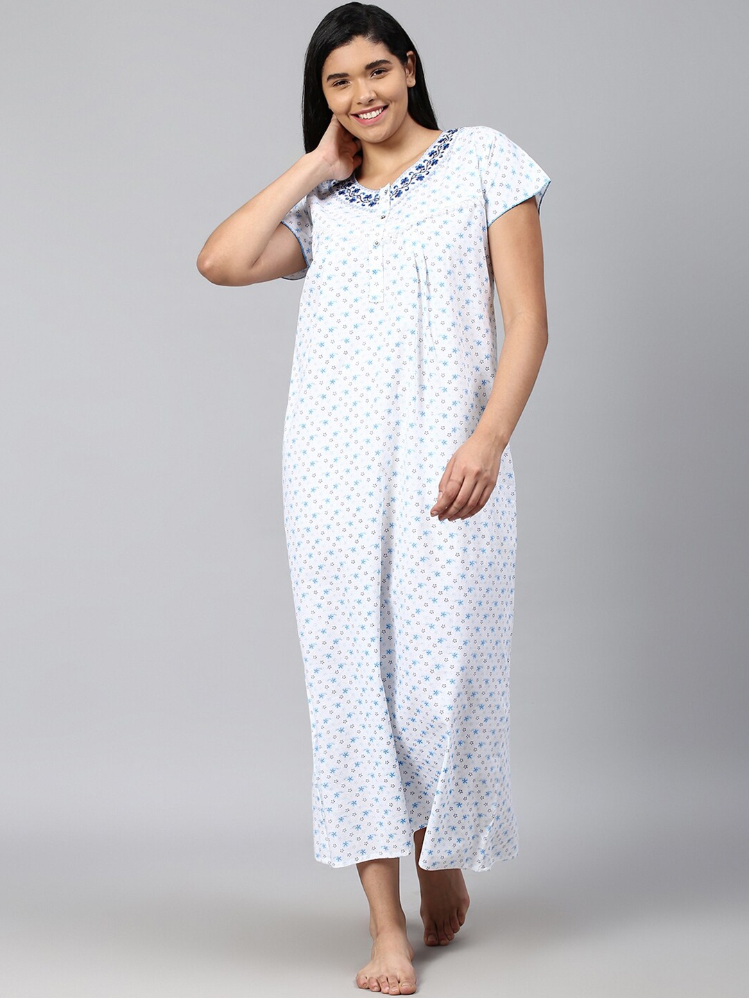 

TRUNDZ Women White & Blue Geometric Printed Cotton Maxi Nightdress