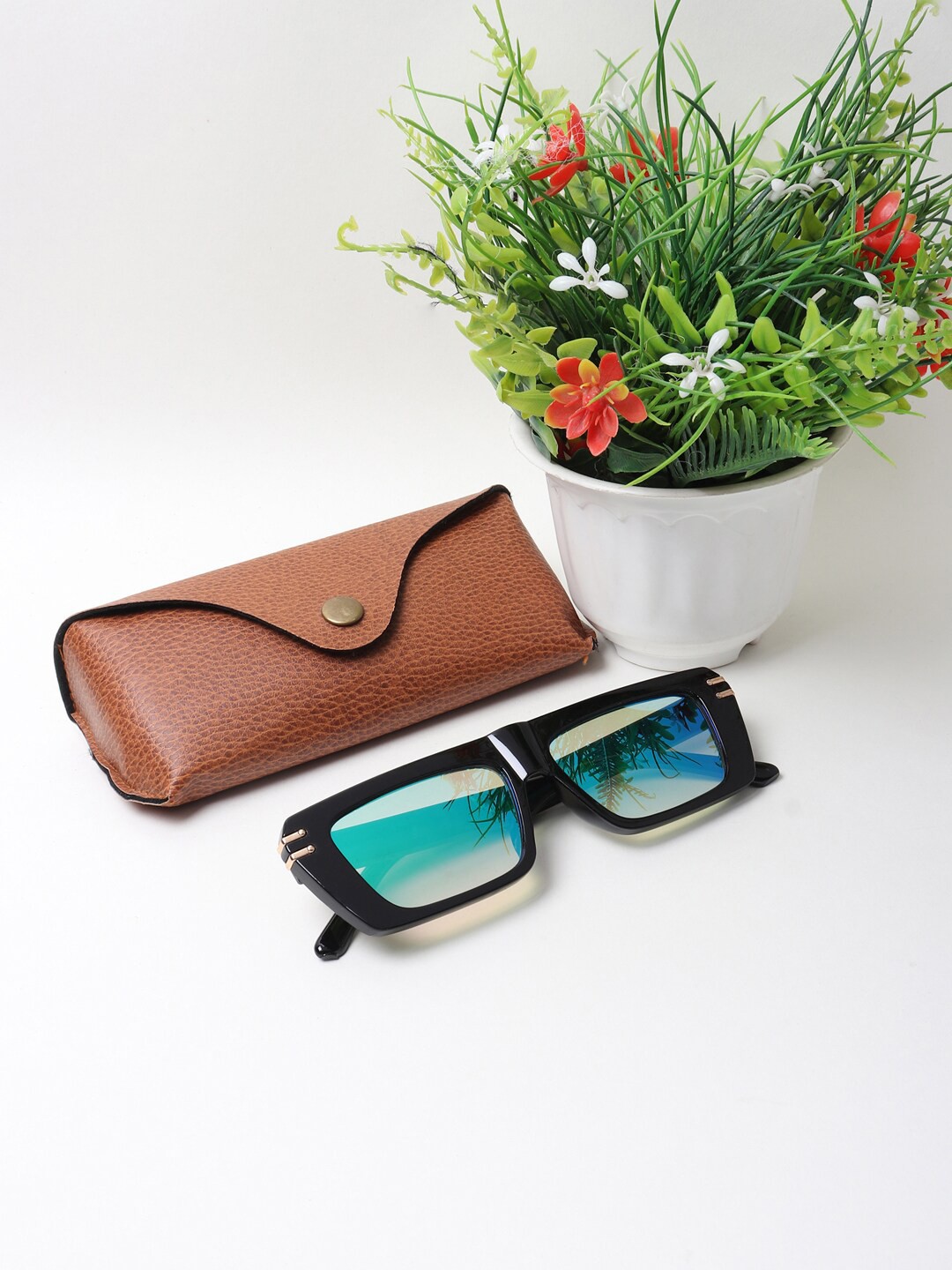

Swiss Design Unisex Green Lens & Black Wayfarer UV Protected Lens Sunglasses