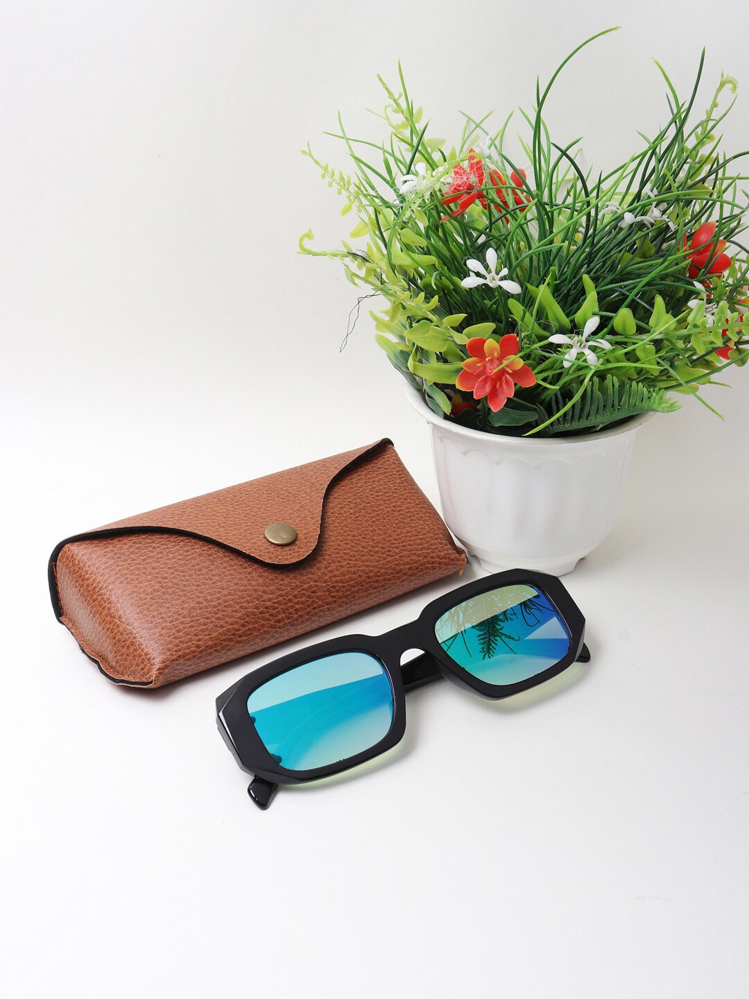 

Swiss Design Unisex Green Lens & Black Wayfarer UV Protected Lens Sunglasses