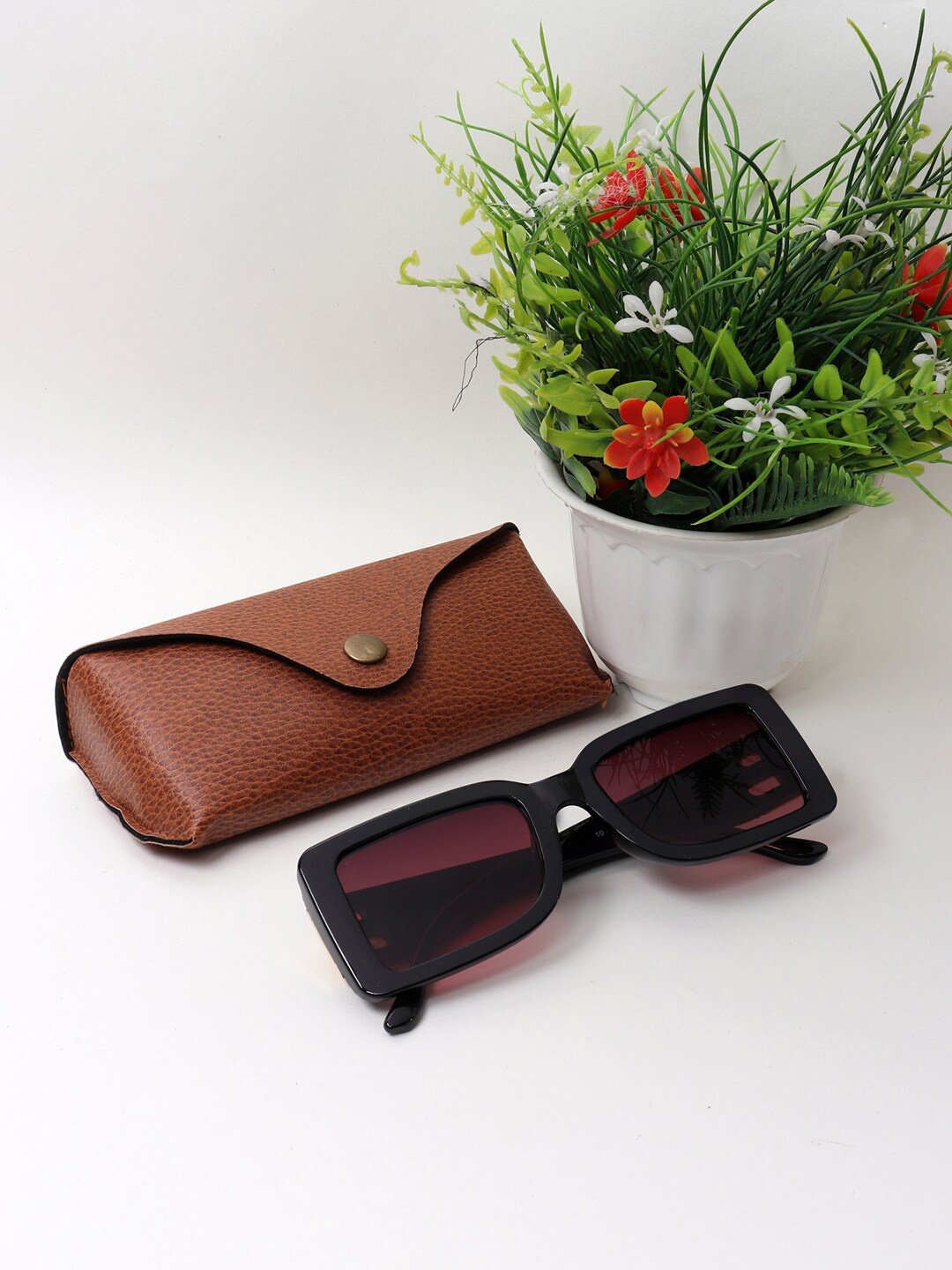 

Swiss Design Unisex Brown Lens & Black Wayfarer UV Protected Lens Sunglasses