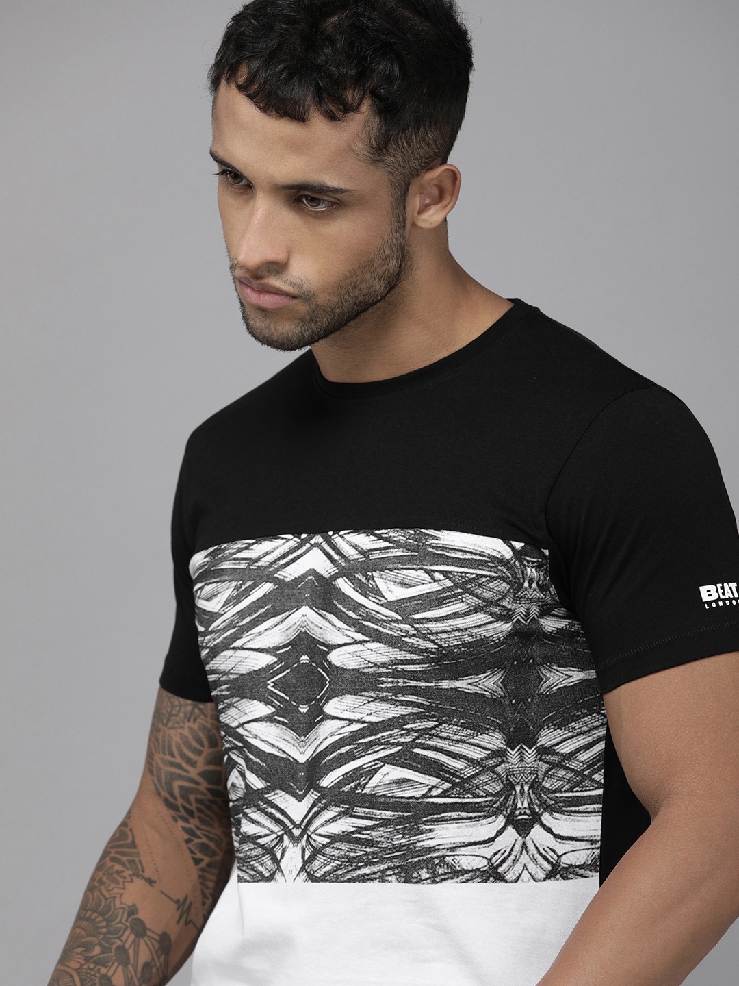 

BEAT LONDON by PEPE JEANS Men Black & White Colourblocked Slim Fit T-shirt