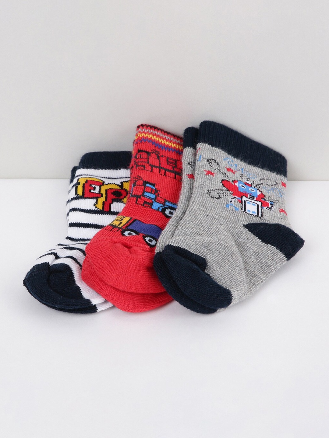 

max Boys Pack Of 3 Assorted Ankle Length Cotton Socks