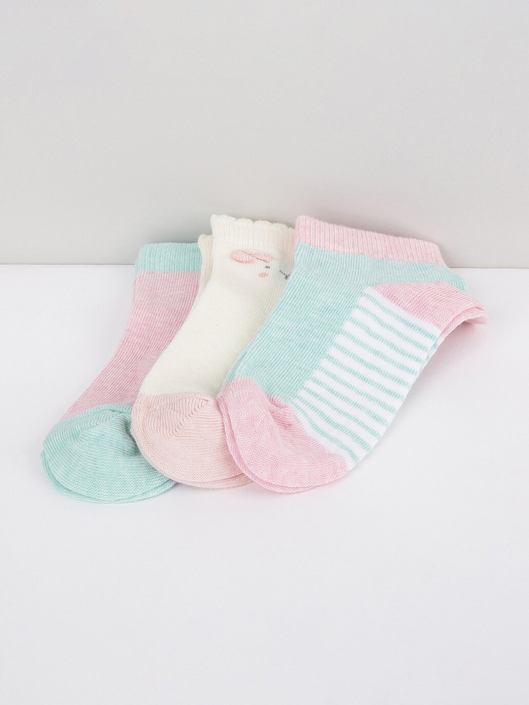 

max Girls Pack Of 3 Assorted Cotton Ankle-Length Socks
