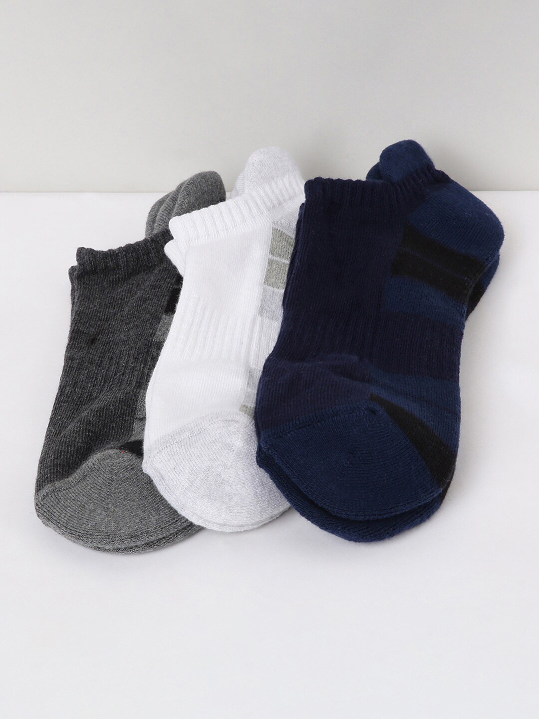 

max Men Pack Of 3 Assorted Ankle-Length Cotton Socks