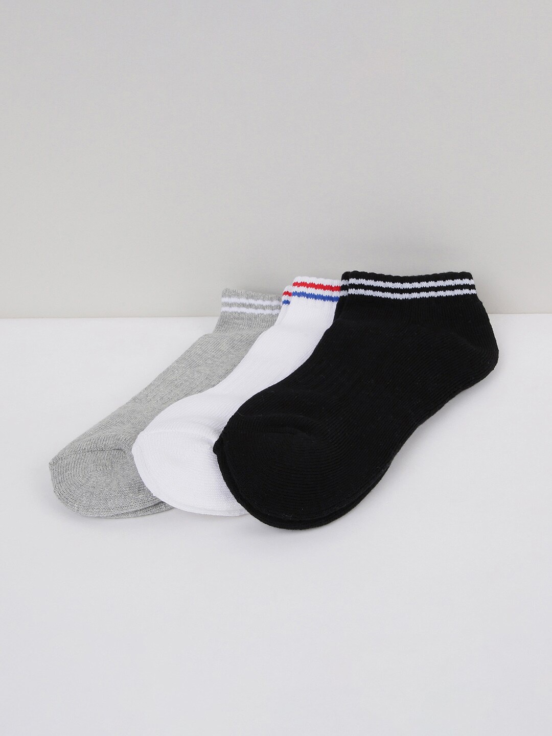 

max Men Pack Of 3 Assorted Cotton Ankle-Length Socks
