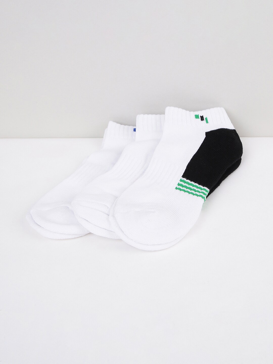 

max Men Pack Of 3 Assorted Ankle-Length Cotton Socks