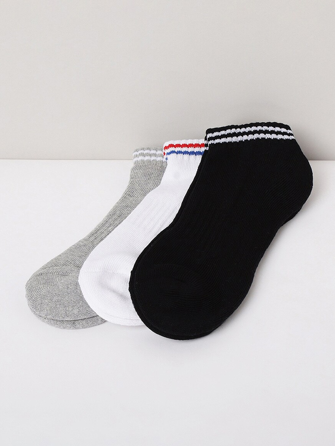 

max Men Pack of 3 Black & Grey Ankle-Length Cotton Socks