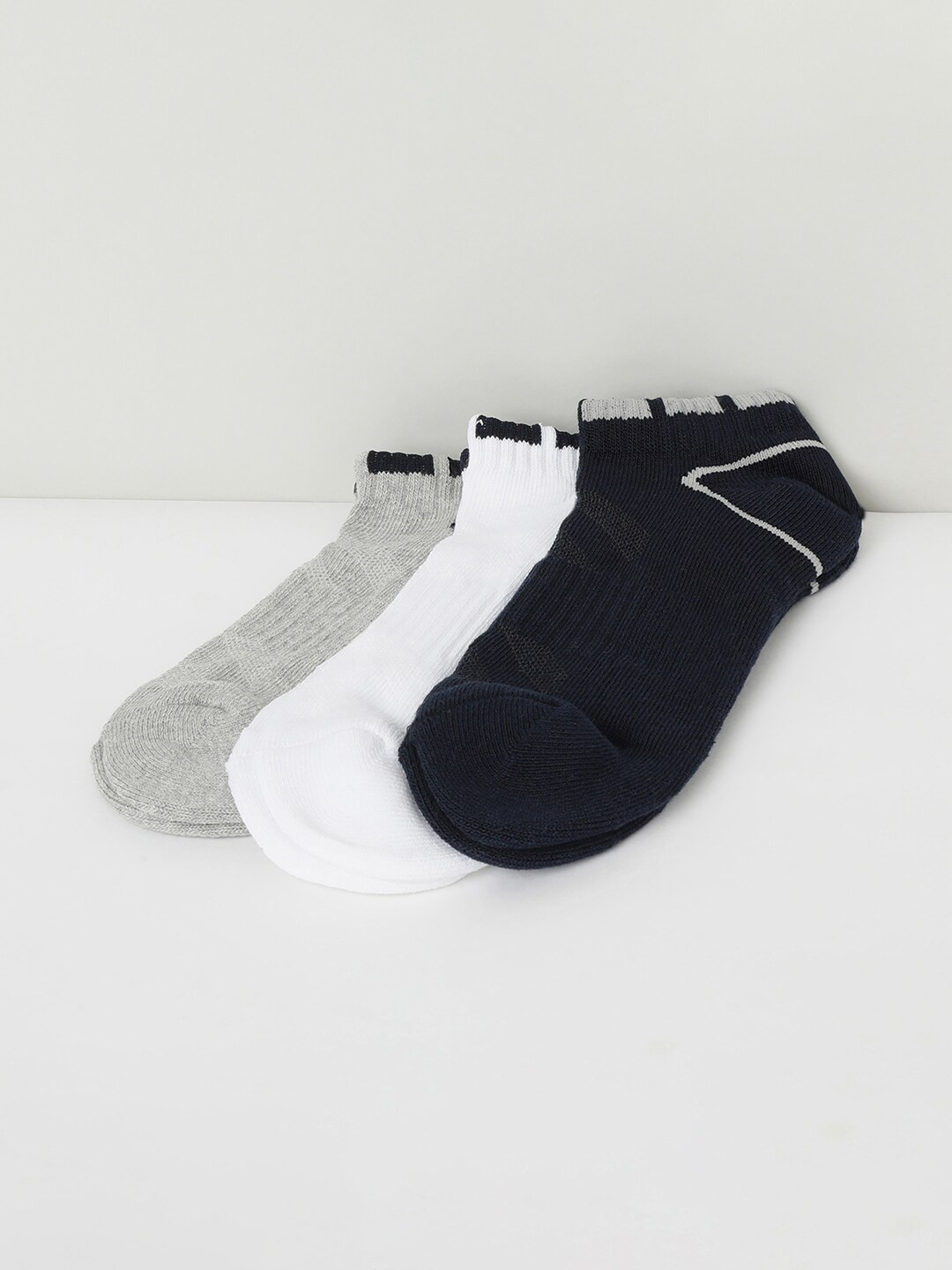 

max Men Pack Of 3 Assorted Cotton Ankle-Length Socks