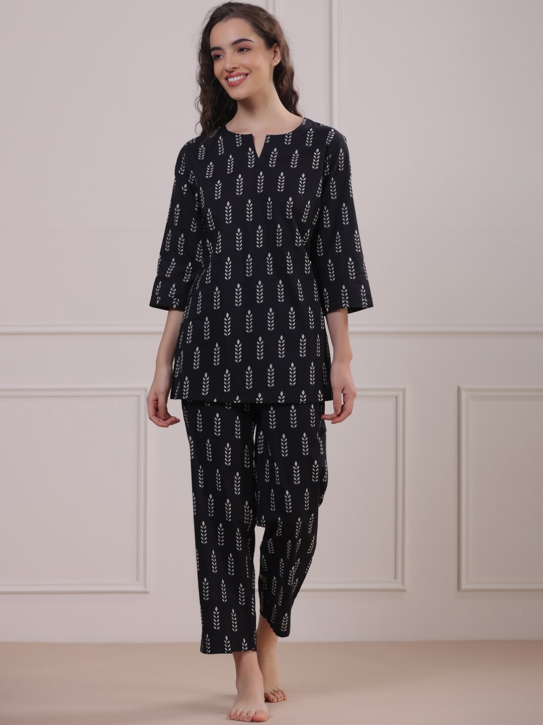 

JISORA Women Black & White Ethnic Motifs Printed Pure Cotton Night suit