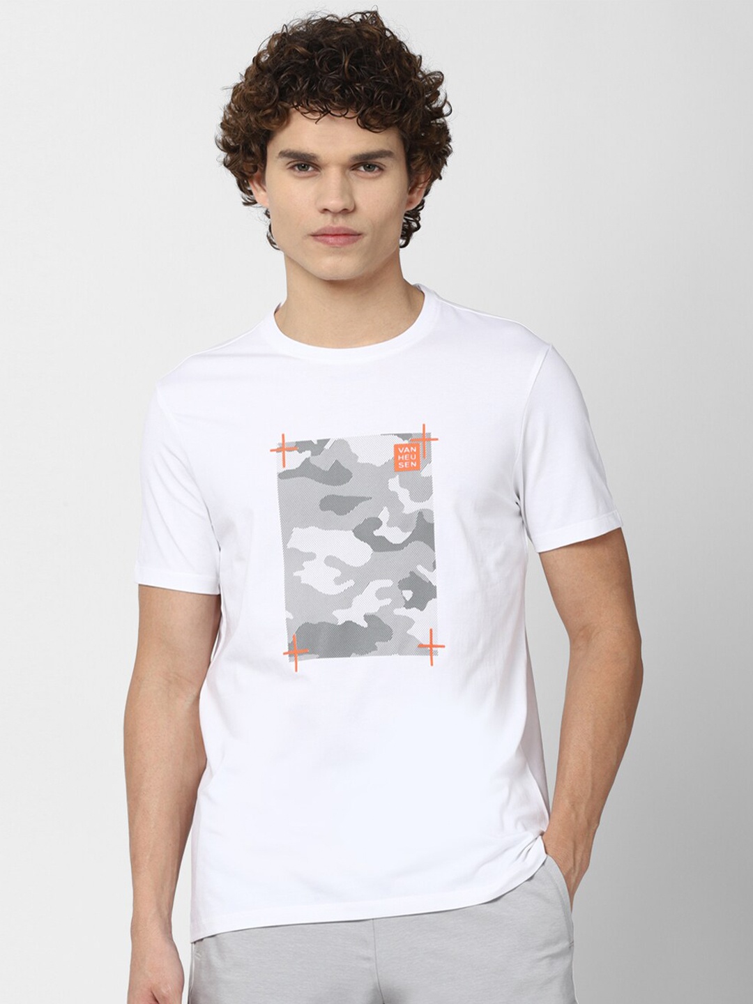 

Van Heusen Flex Men White Typography Printed Applique Slim Fit T-shirt