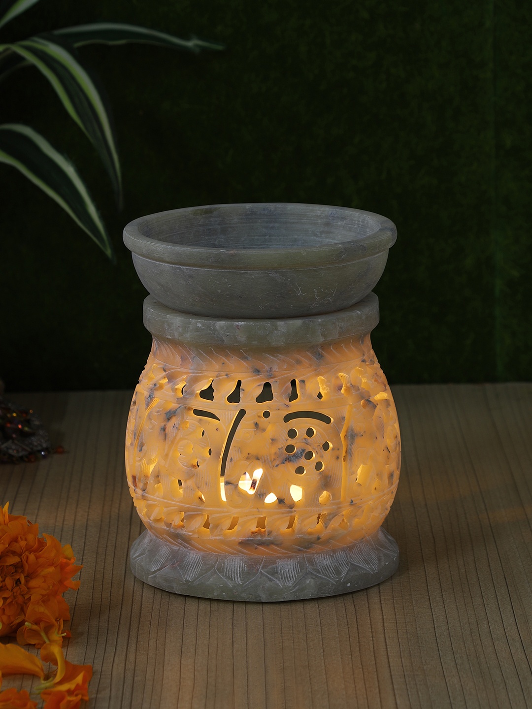 

Aapno Rajasthan White Textured Aroma Oil Diffusers