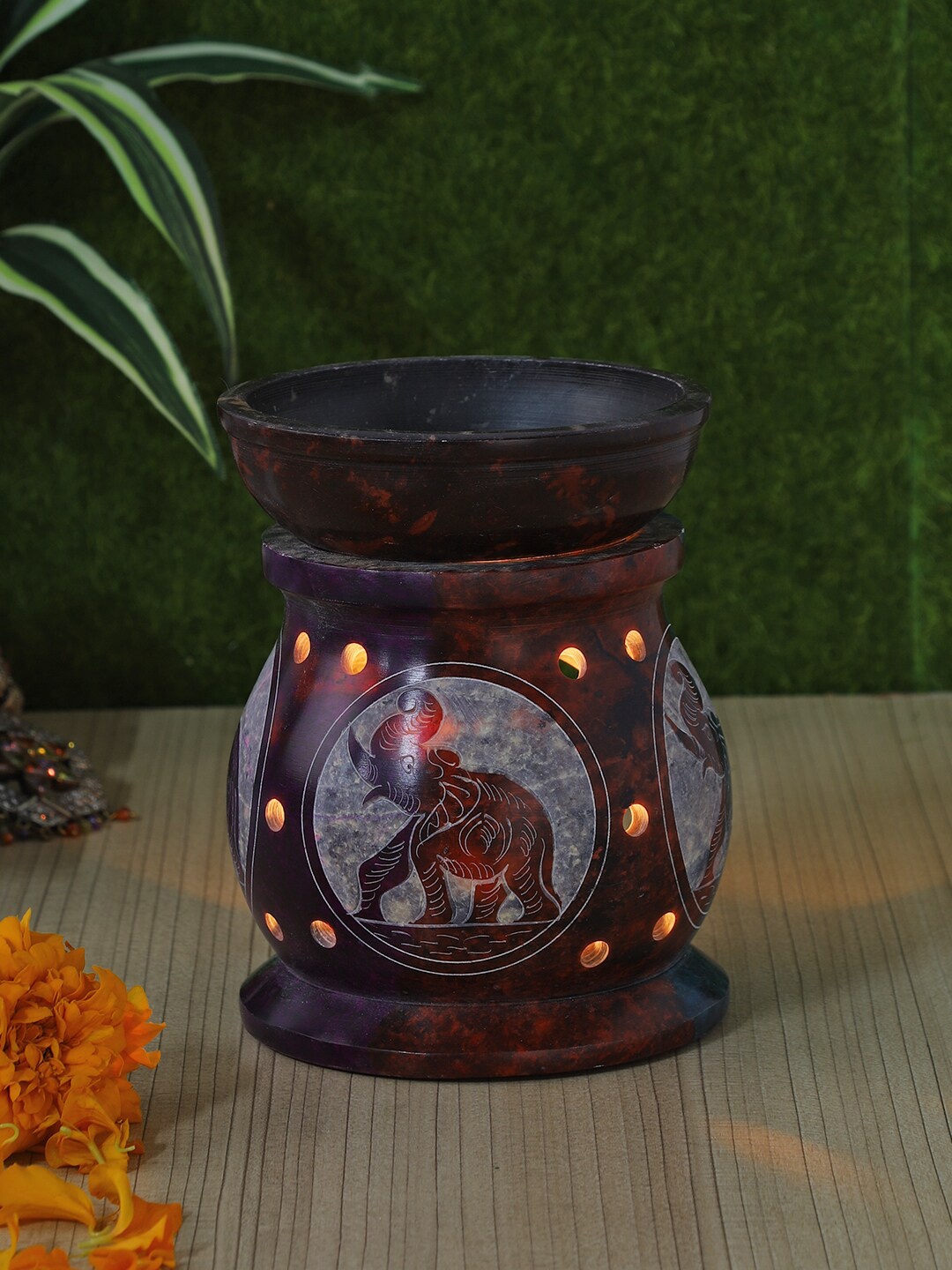 

Aapno Rajasthan Red & Blue Printed Soapstone Oil Diffuser