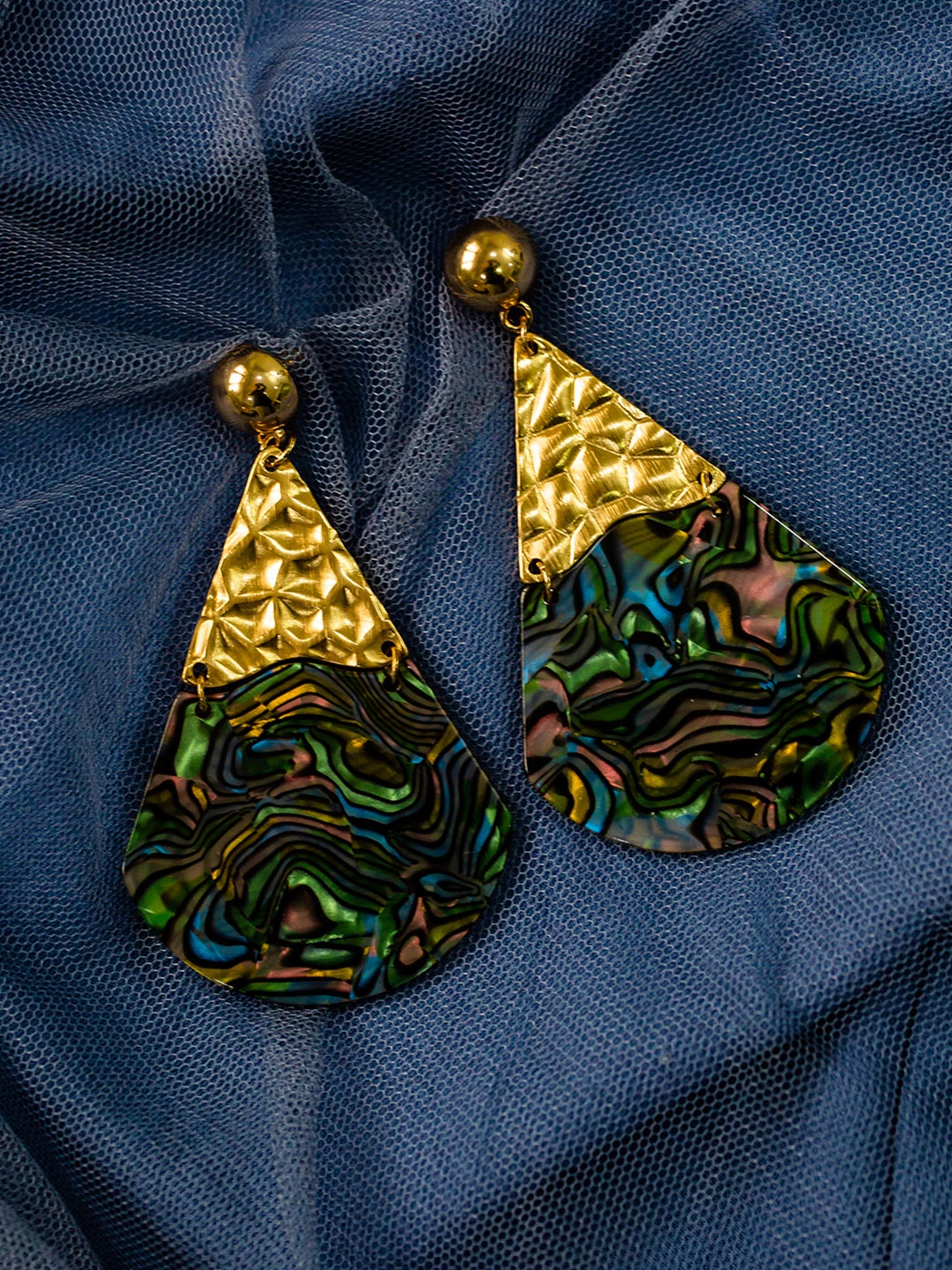 

Ishhaara Green Feather Shaped Drop Earrings